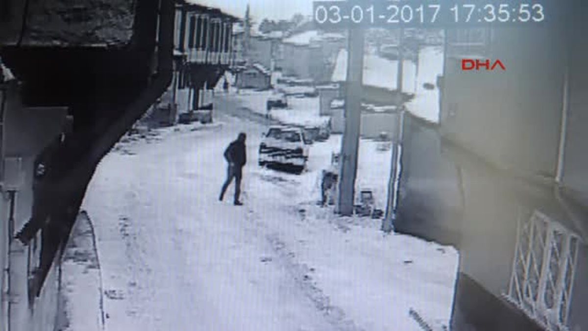 Biber Gazı Sıkıp Evine Girdiği Kadını Bıçak Zoruyla Soydu