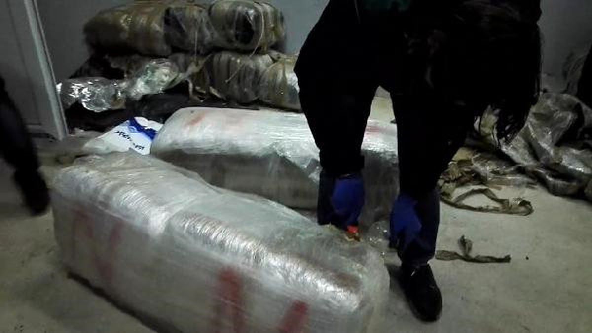 İzmir'de 650 Kilo Esrar ve 12 Bin 500 Uyuşturucu Hap Ele Geçirildi
