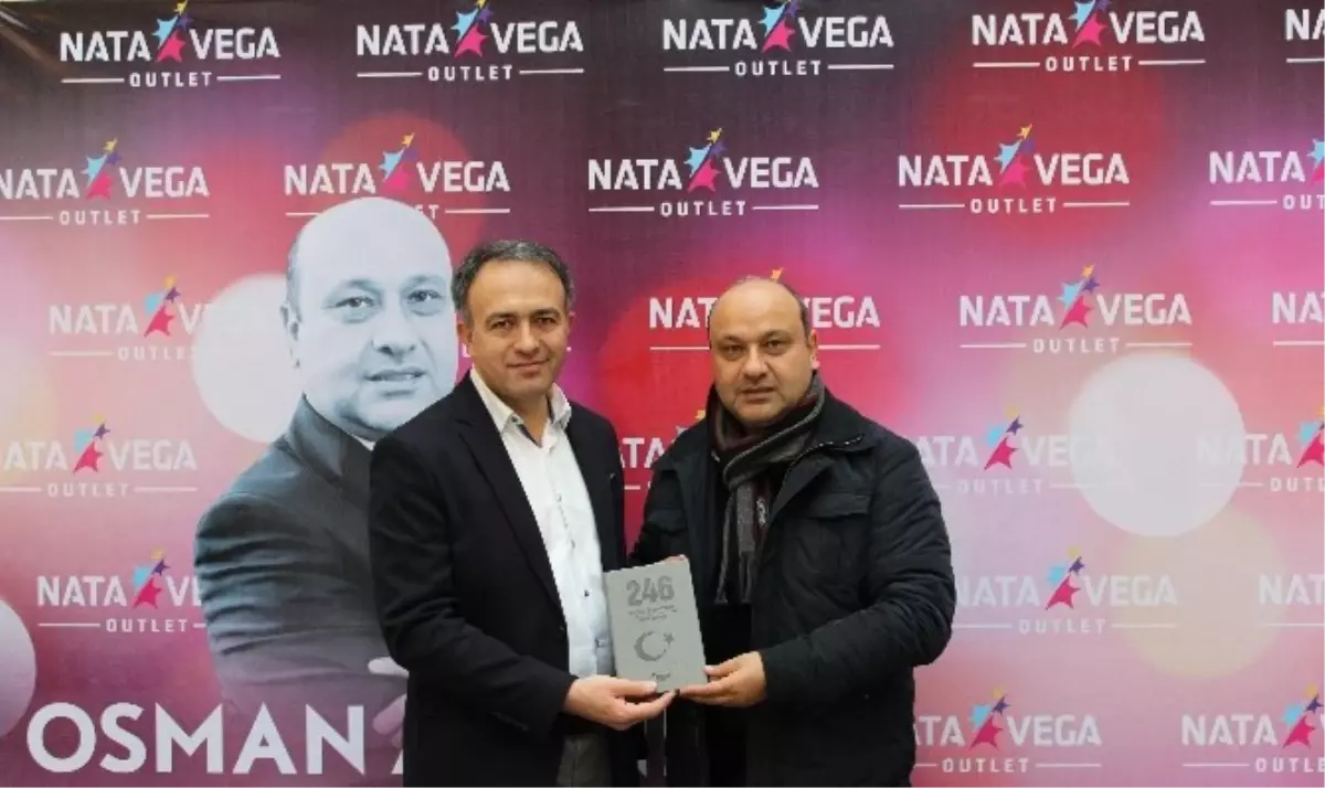 Osman Altınışık, '246 Bir Kurtuluş Destanı' Kitabını Okurları İçin İmzaladı