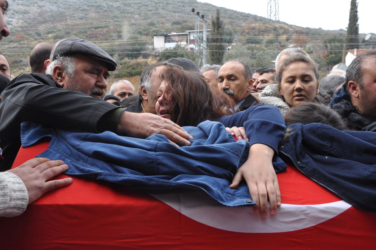 Şehit Musa Can'ın Cenazesinde Yürek Yakan Görüntü! Kızı Montunu Tabuta Örttü