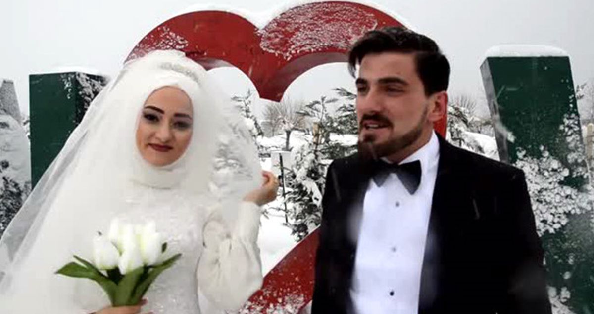 Yalova'da Yeni Evlenen Çift Düğün Fotoğraflarını Kar Altında Çektirdi