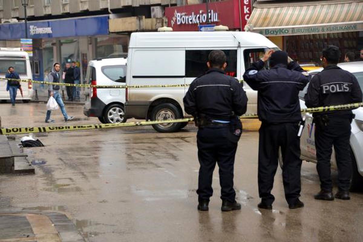 Bomba Şüphesiyle Çekilen Güvenlik Şeridine Vatandaşlar Aldırış Etmedi