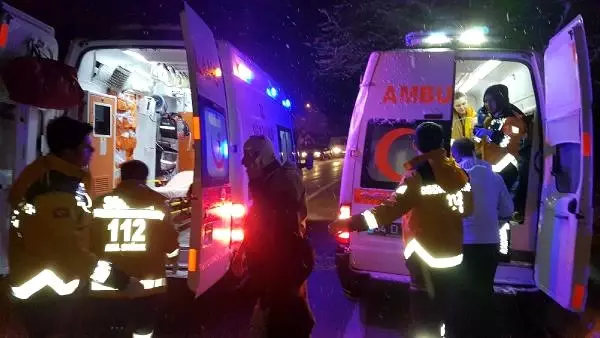 Otomobil Buzlanan Yolda Kaydı: 5 Yaralı Otomobil Buzlanan Yolda Kaydı: 5 Yaralı