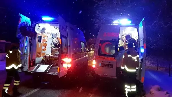 Otomobil Buzlanan Yolda Kaydı: 5 Yaralı Otomobil Buzlanan Yolda Kaydı: 5 Yaralı