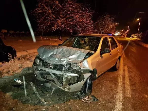 Otomobil Buzlanan Yolda Kaydı: 5 Yaralı Otomobil Buzlanan Yolda Kaydı: 5 Yaralı