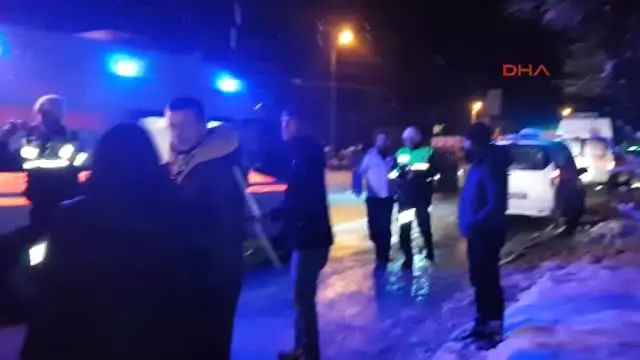Sakarya Otomobil Buzlanan Yolda Kaydı: 5 Yaralı Sakarya Otomobil Buzlanan Yolda Kaydı: 5 Yaralı