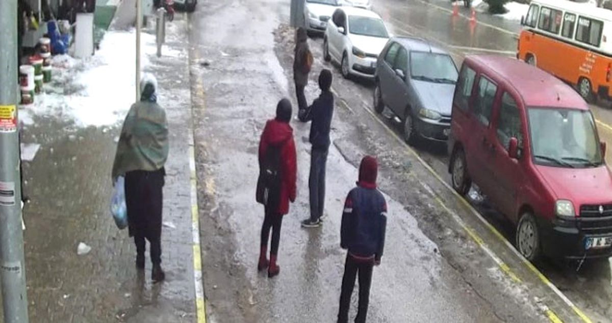 Vatandaşlar, Düşen Kar Kütlesinden Son Anda Kurtuldu