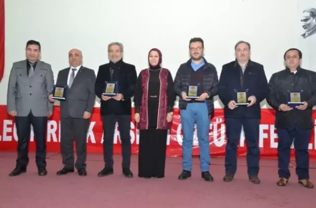 Bilecik'te Okullara Katkı Sağlayan İş Adamlarına Plaket Takdimi Bilecik'te Okullara Katkı Sağlayan İş Adamlarına Plaket Takdimi