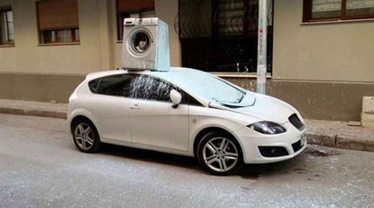 Üzerine Çamaşır Makinesi Atılan Otomobil Hala Alınmadı
