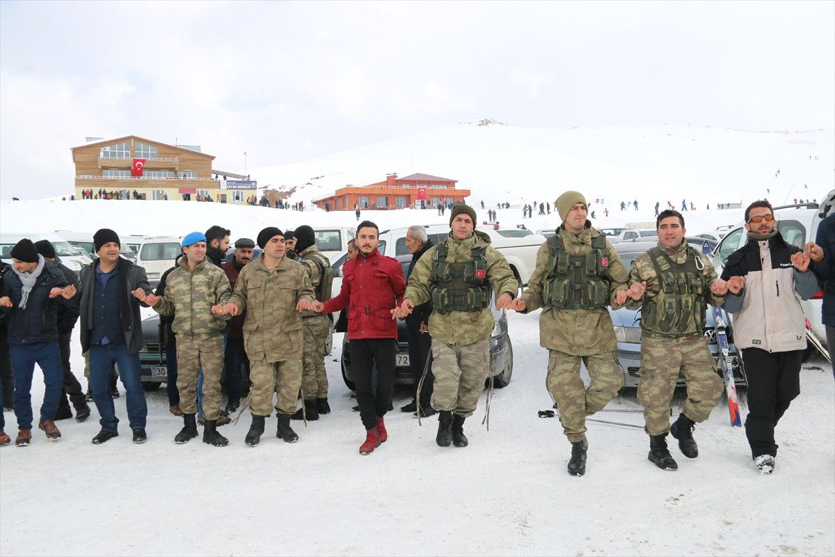Hakkari'de Askerlerle Vatandaş Halay Çekti