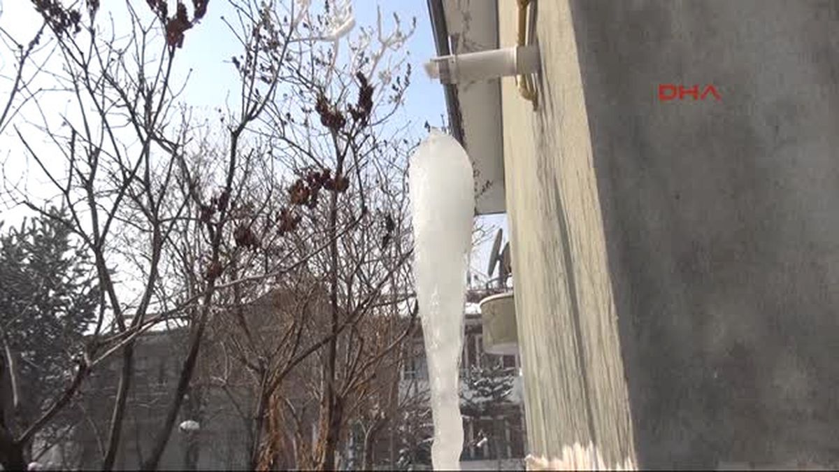 Kars Müzisyenin Evinde Şaşırtan Buz Sarkıtı