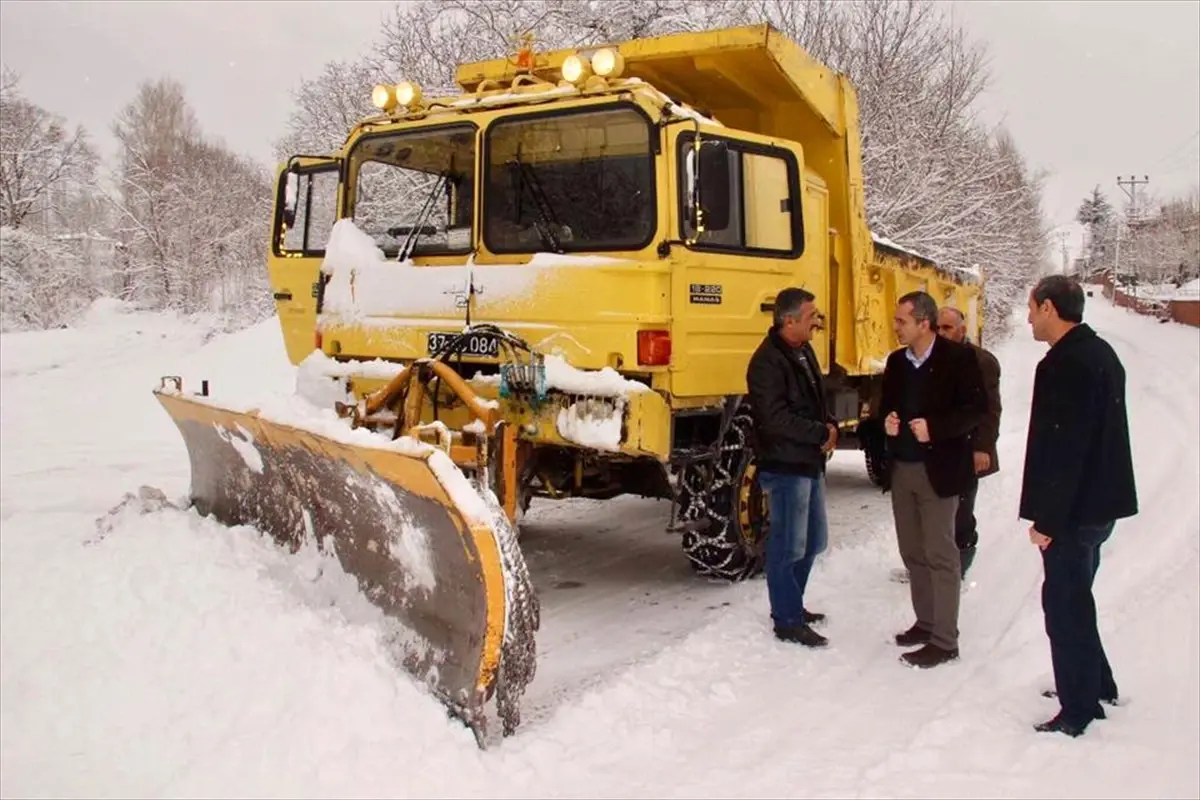 Kaymakam Pişkin, Karla Mücadale Çalışmalarını Denetledi