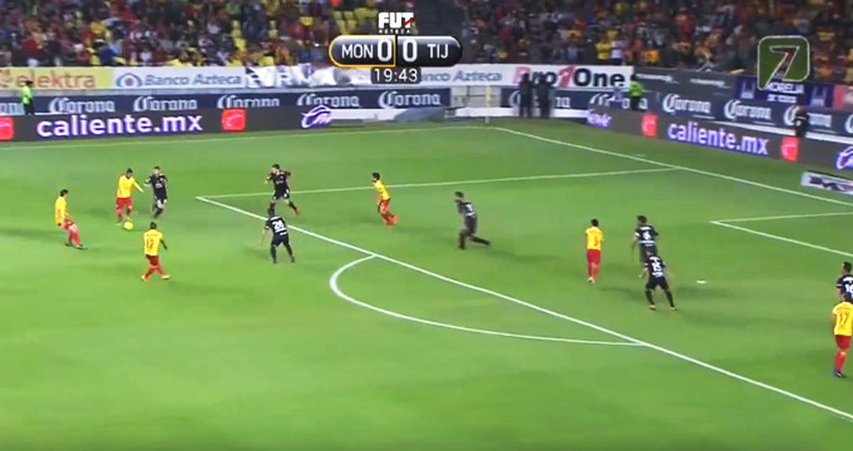 Meksikalı Futbolcu, Ceza Sahası Dışından Topu 90'a Yolladı