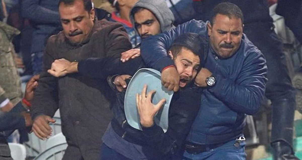 Mısır - Tunus Maçında Tribündeki Taraftarlar Kavga Etti