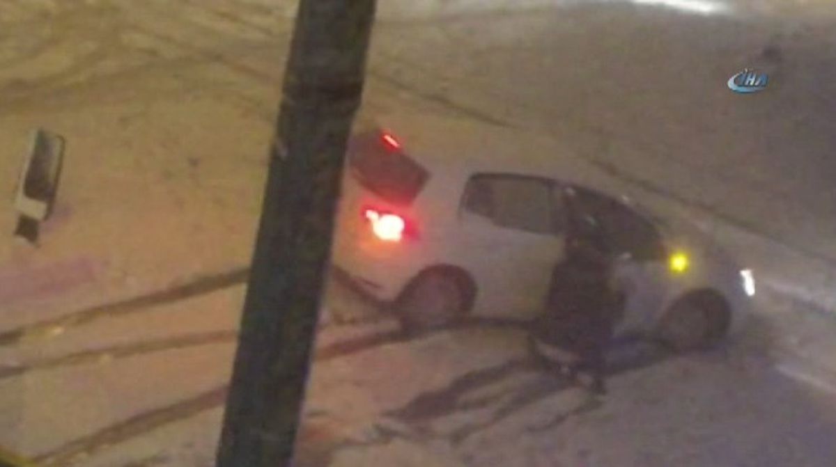 Kayan Aracı İnip Durdurmaya Çalıştı, Az Kalsın Ölüyordu!