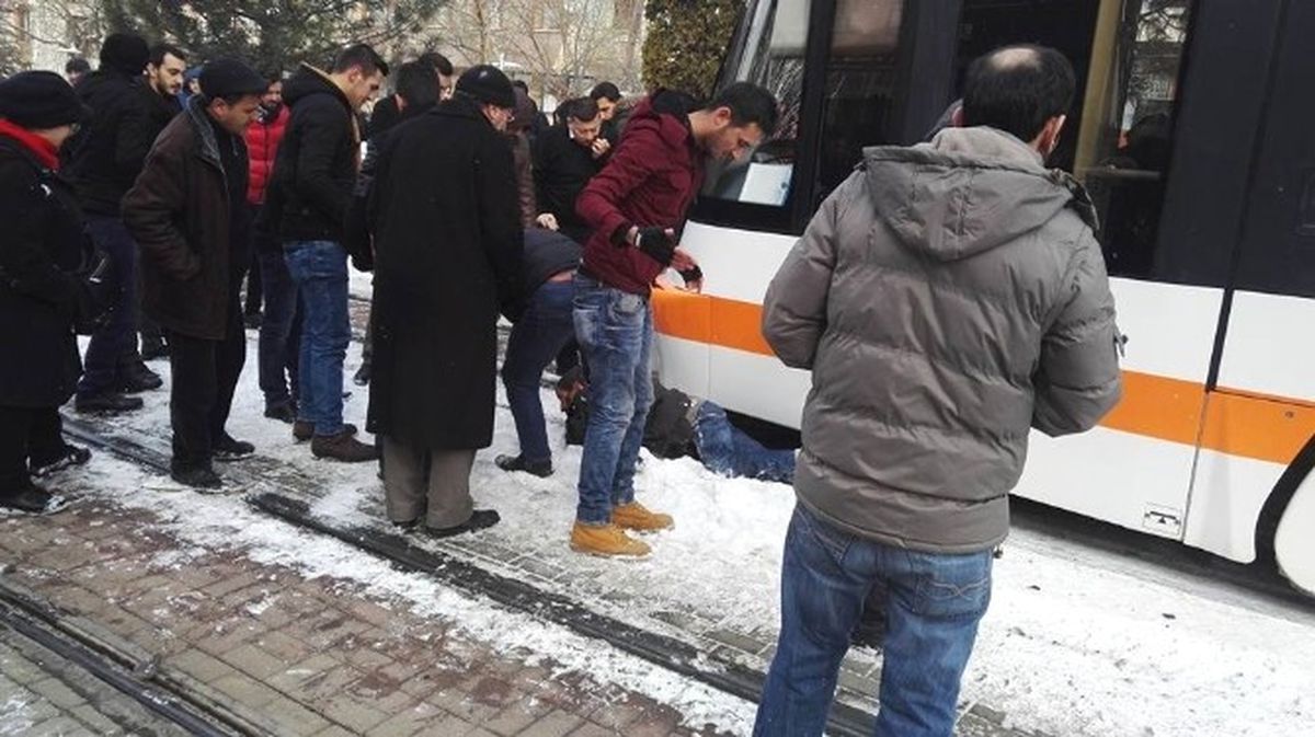 Engelli Vatandaşa Tramvay Çarptı! Zamanla Yarış Başladı
