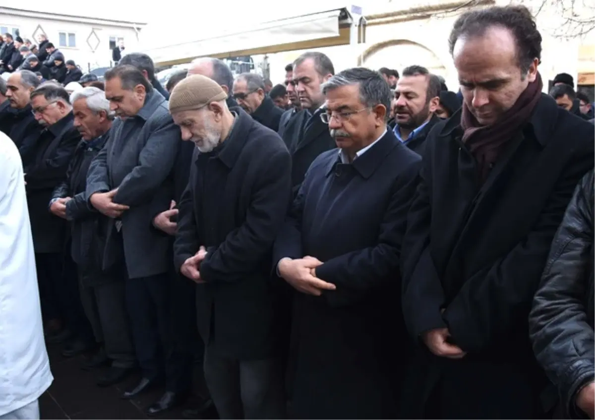 Bakan İsmet Yılmaz Yengesinin Cenazesine Katıldı