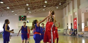 Basketbolda Mehmet Meryem Kayhan Ortaokulu İl Birincisi