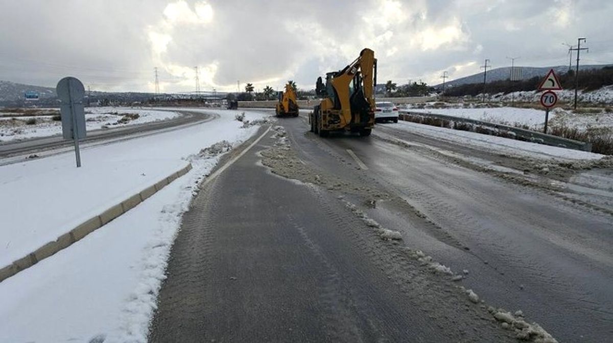 Çeşme'de İlk Kez İş Makineleri Yol Açtı, Tuzlama Yapıldı