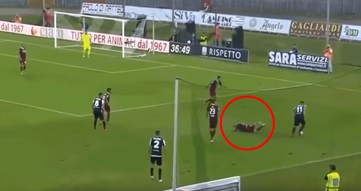 İtalya Ligi'nde Çalımı Yiyen Futbolcu Kendini Kaybetti