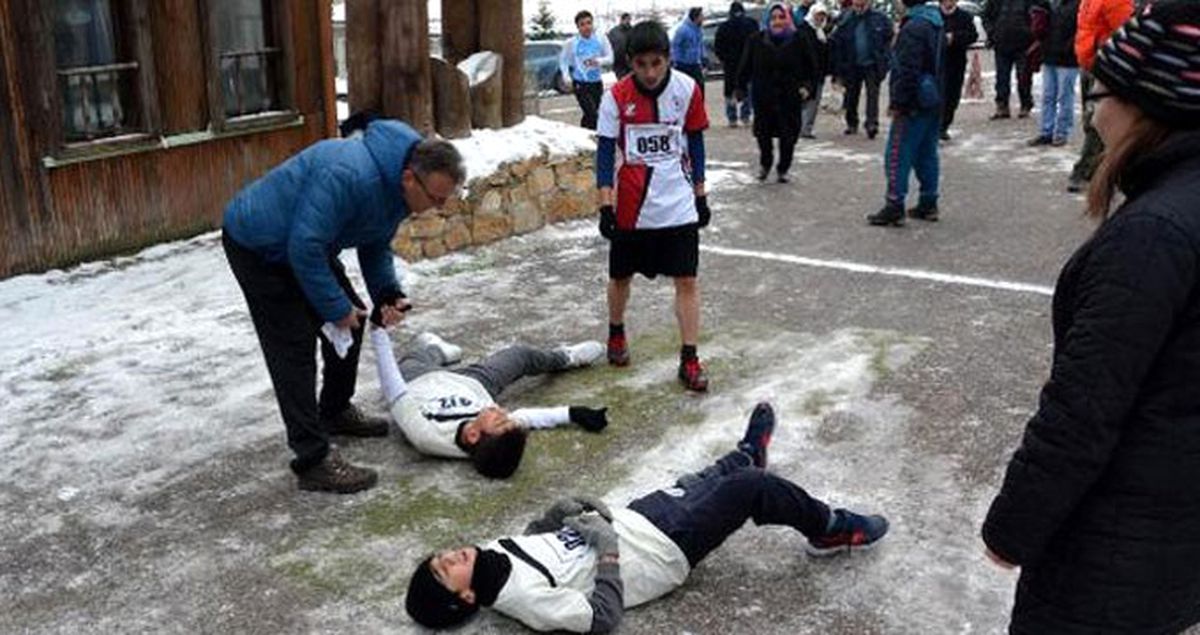 Karabük'te Soğukta Ağlatan Kros! Soğuktan Üşüyen Öğrenciler Ağladı