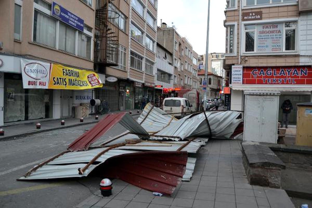 Kayseri'de Şiddetli Rüzgar Çatıları Uçurdu