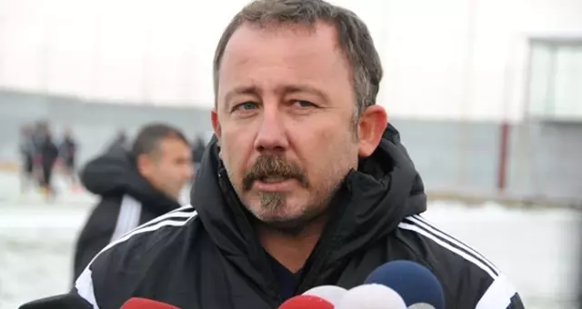 Kayserispor'da Sergen Yalçın, Porto'dan Varela'yı Kadrosuna Katacak Kayserispor'da Sergen Yalçın, Porto'dan Varela'yı Kadrosuna Katacak