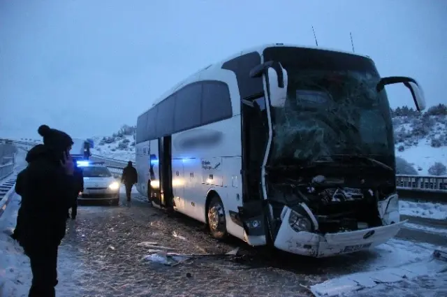 Kütahya'da Yolcu Otobüsü ile Tır Çarpıştı: 1 Yaralı Kütahya'da Yolcu Otobüsü ile Tır Çarpıştı: 1 Yaralı
