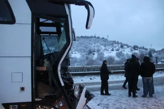 Kütahya'da Yolcu Otobüsü ile Tır Çarpıştı: 1 Yaralı Kütahya'da Yolcu Otobüsü ile Tır Çarpıştı: 1 Yaralı