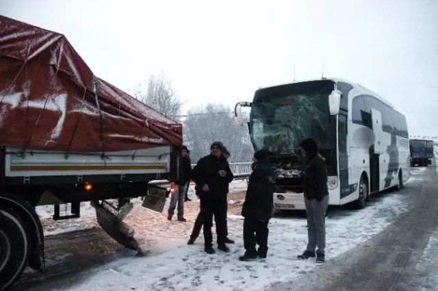 Kütahya'da Yolcu Otobüsü ile Tır Çarpıştı: 1 Yaralı Kütahya'da Yolcu Otobüsü ile Tır Çarpıştı: 1 Yaralı