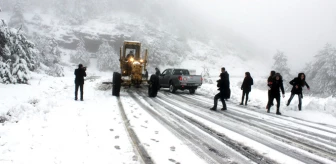 Muğla'da Kar Yağışı Yolları Kapattı