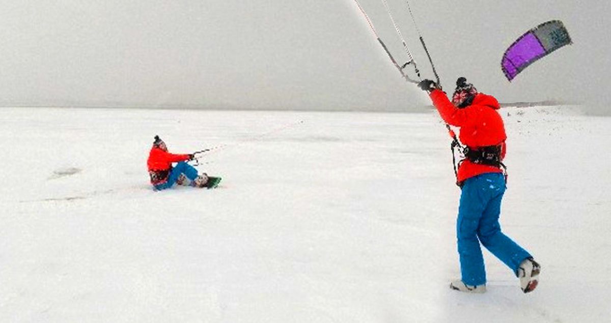 Sporcular, Donan Büyükçekmece Gölü'nde Snowkite Yaptı