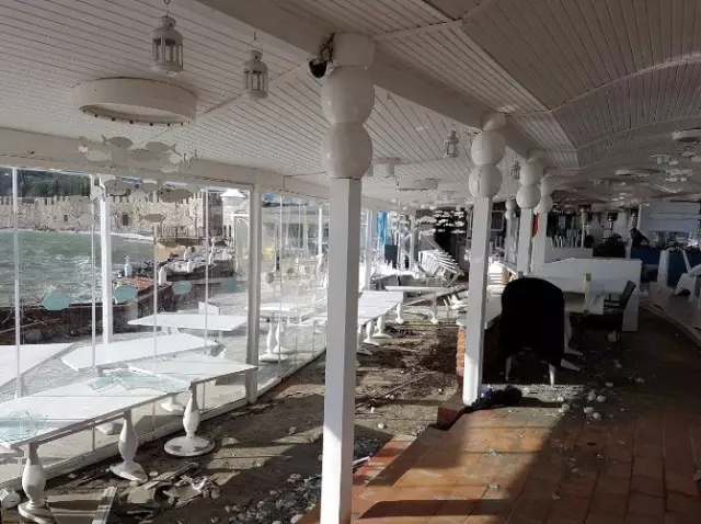 Alanya'da Dev Dalgalar Bir Restoranı Yerle Bir Etti