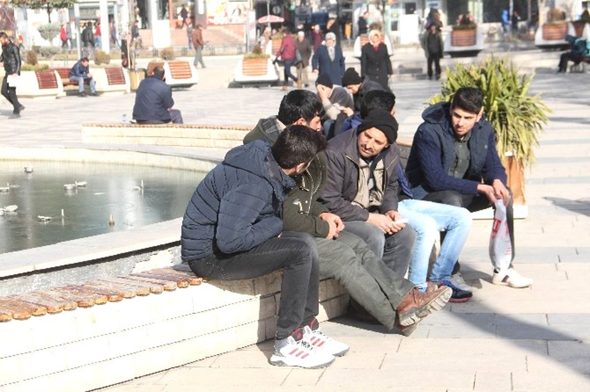 Batıda Kış, Elazığ'da Yaz Havası! Vatandaşlar Parklara Akın Etti