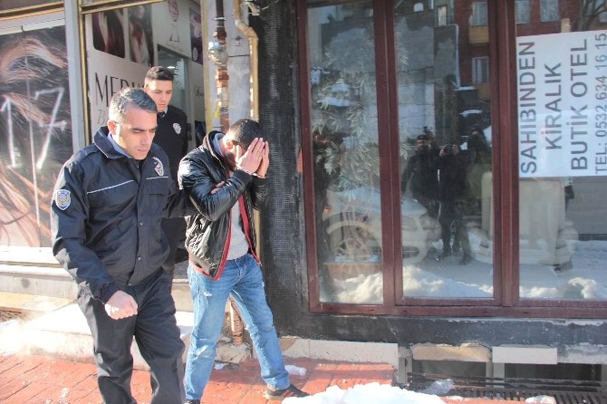 Beyoğlu'nda Rehin Alınan Genç Kadın Polisi Harekete Geçirdi