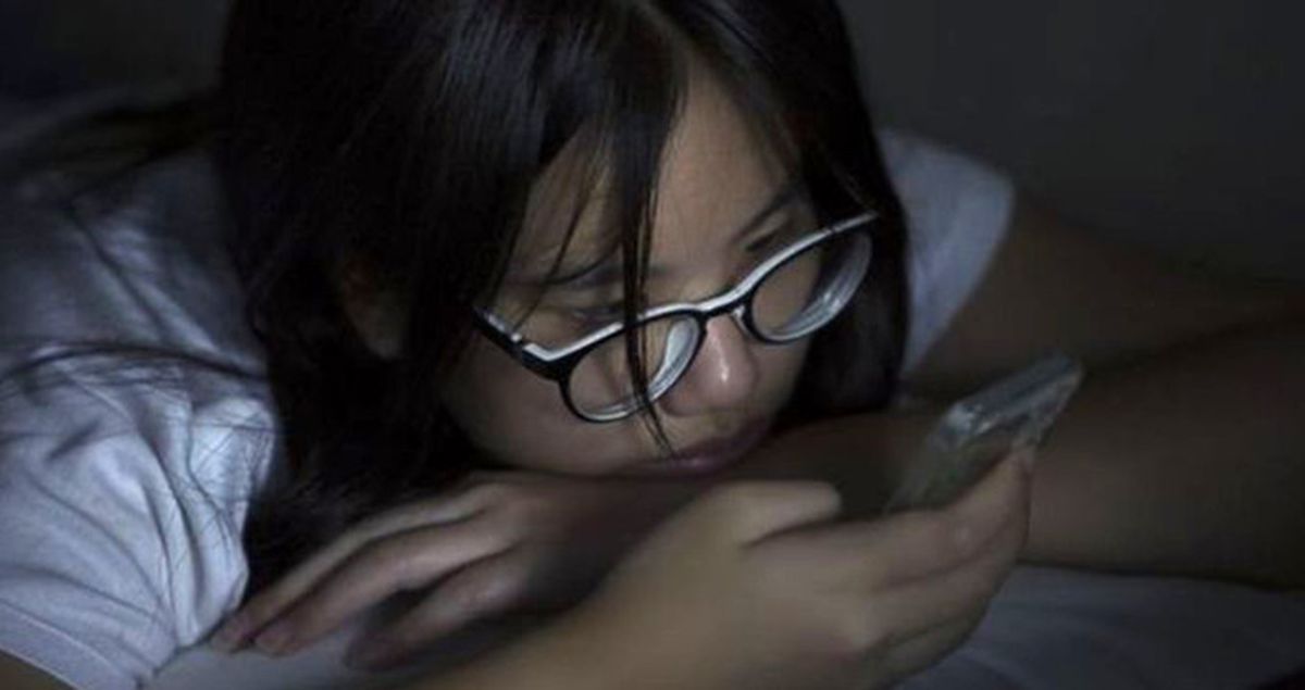 İngiliz Çocukları Gece Yatarken Ellerinden Telefonu Bırakmıyor!