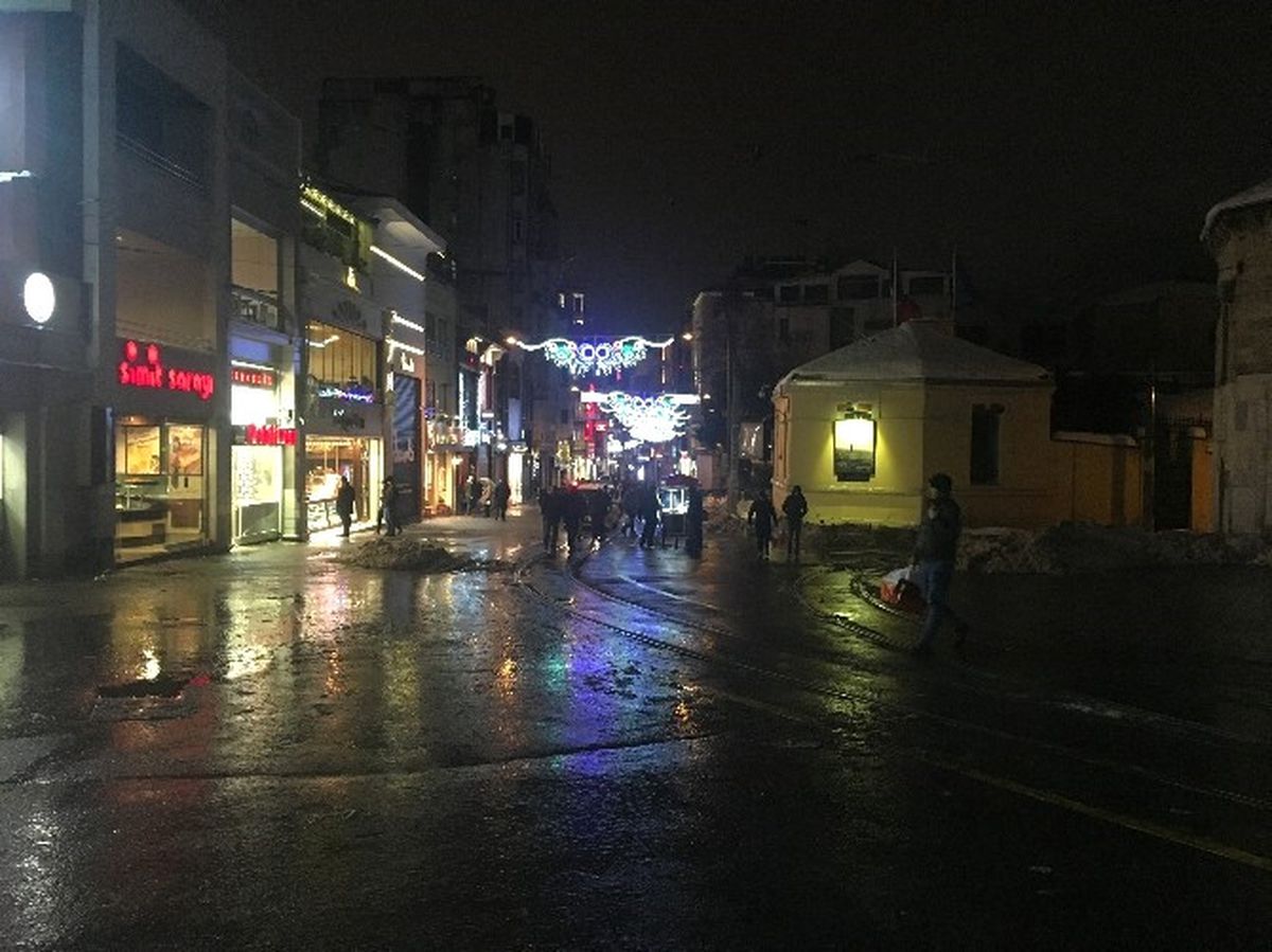 İstanbul'da Kar Durdu! İzmir'de Buzlanma Kaza Getirdi