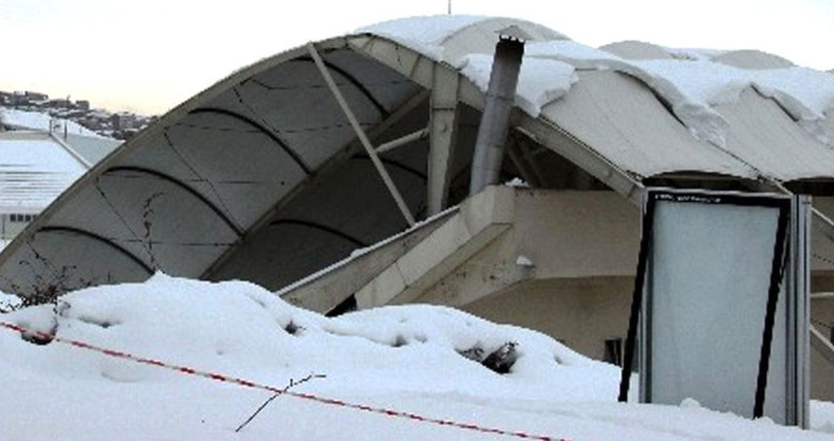 İTÜ'nün Maslak'taki Stadyumun Çatısı Yoğun Kar Nedeniyle Çöktü