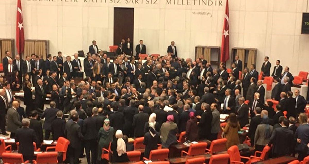 Meclis'te AK Parti ve CHP'li Vekiller Arasında Kavga Çıktı!
