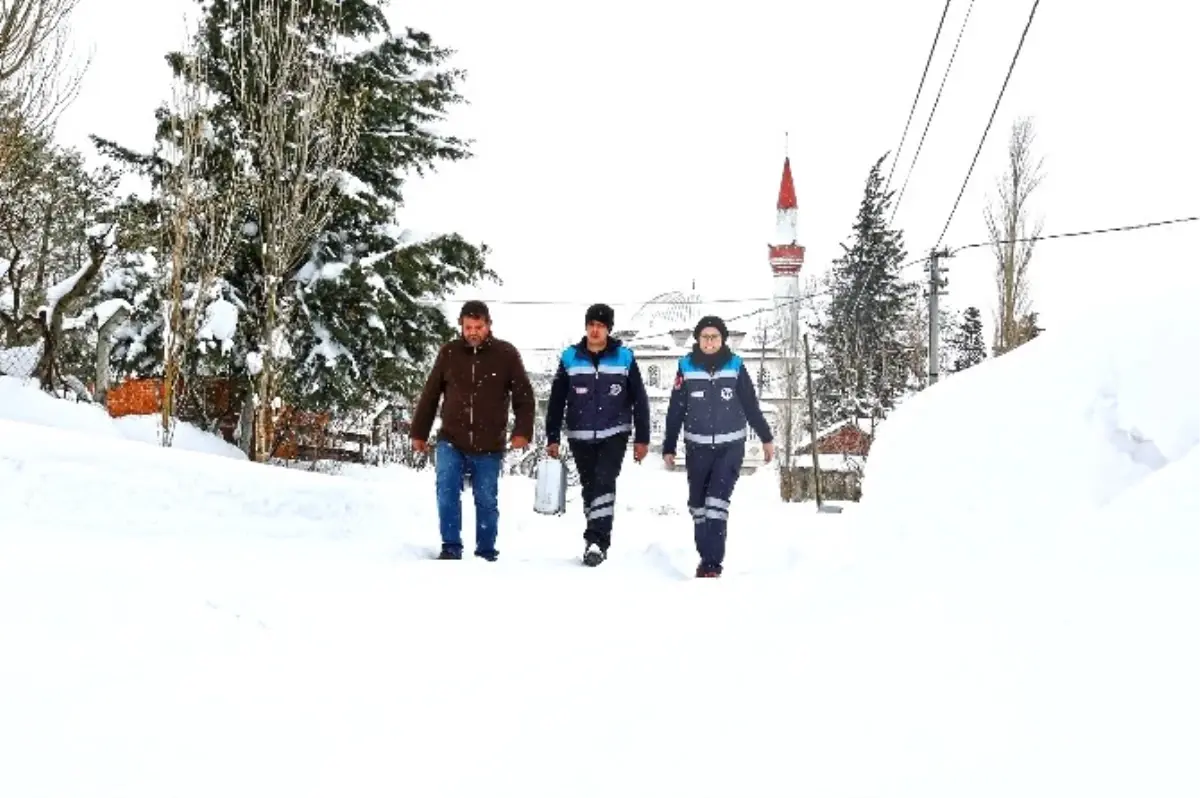 2 Metre Karda, Hasta Yaşlı Adamın İmdadına Koştular