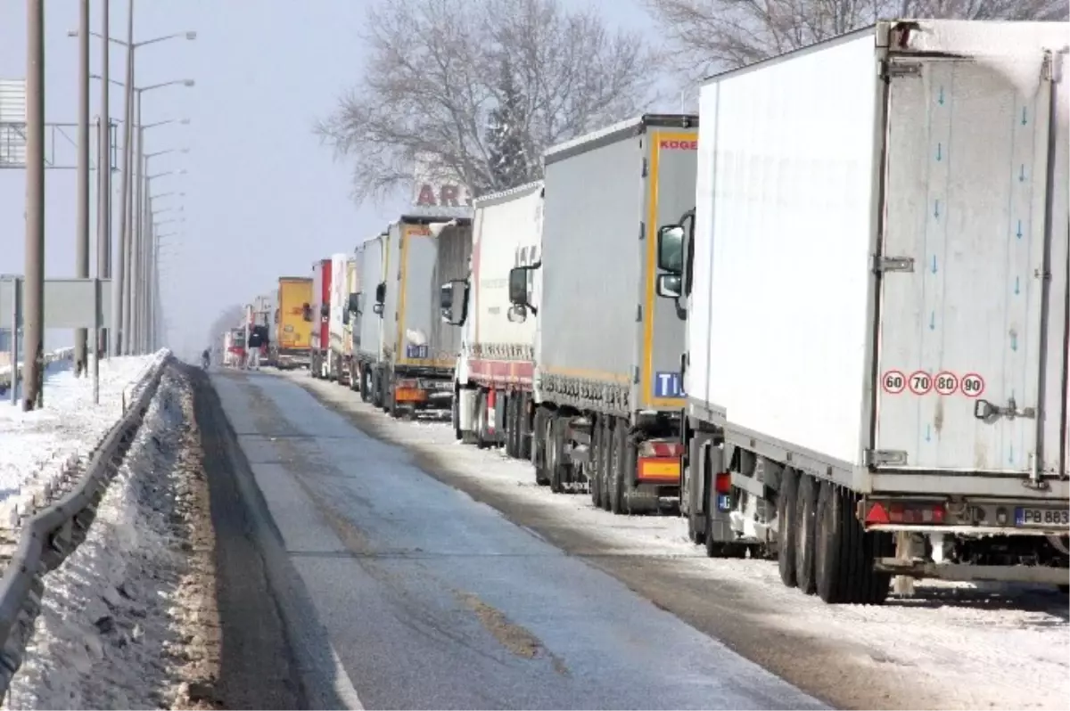 Bulgaristan'a Gitmeye Çalışan TIR'lar 16 Kilometre Kuyruk Oluşturdu