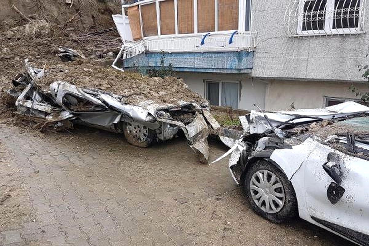 İstinat Duvarı, Otomobillerin Üzerine Çöktü