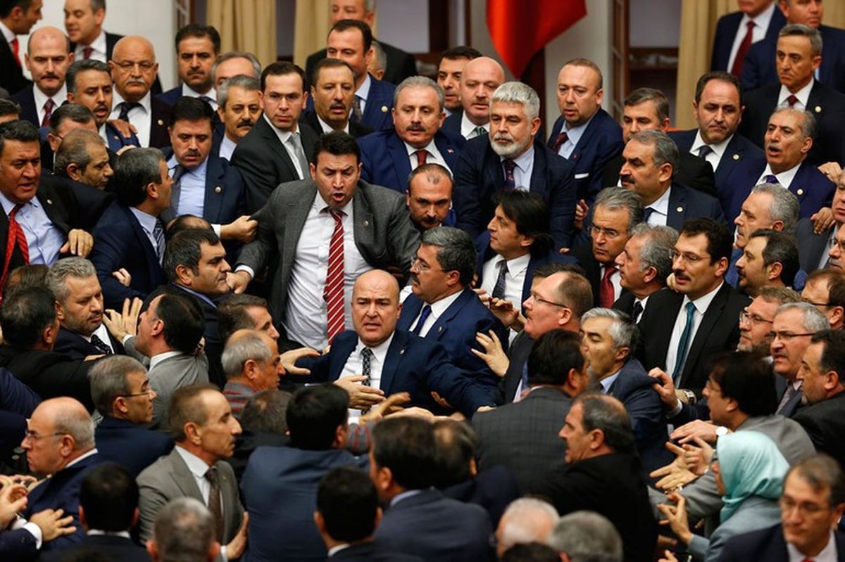 AK Partili Şahin'in Burnu Kırıldı, Başbakan Hastaneye Koştu