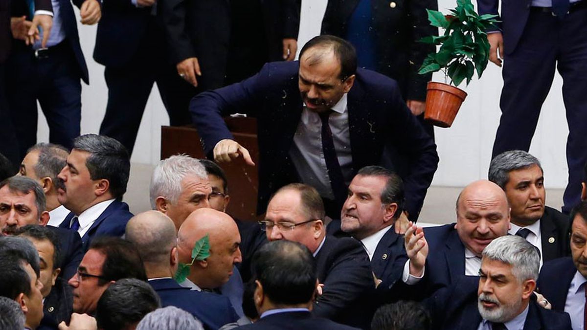 Meclis'teki Kavgada Saksılar Havada Uçuştu