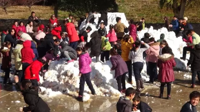 Öğrencilere Okulda Kar Sürprizi