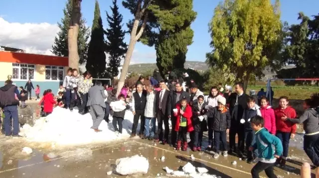 Öğrencilere Okulda Kar Sürprizi