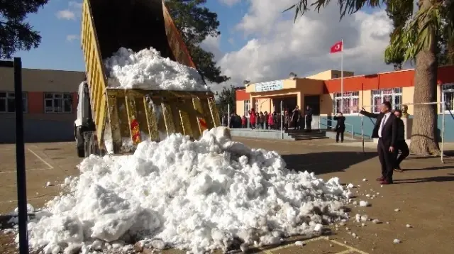 Öğrencilere Okulda Kar Sürprizi