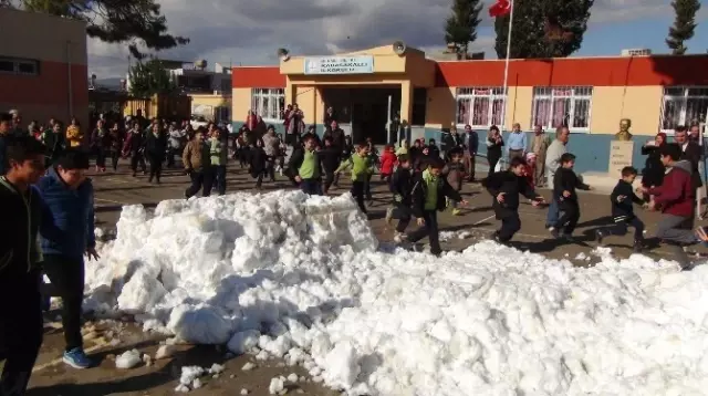 Öğrencilere Okulda Kar Sürprizi