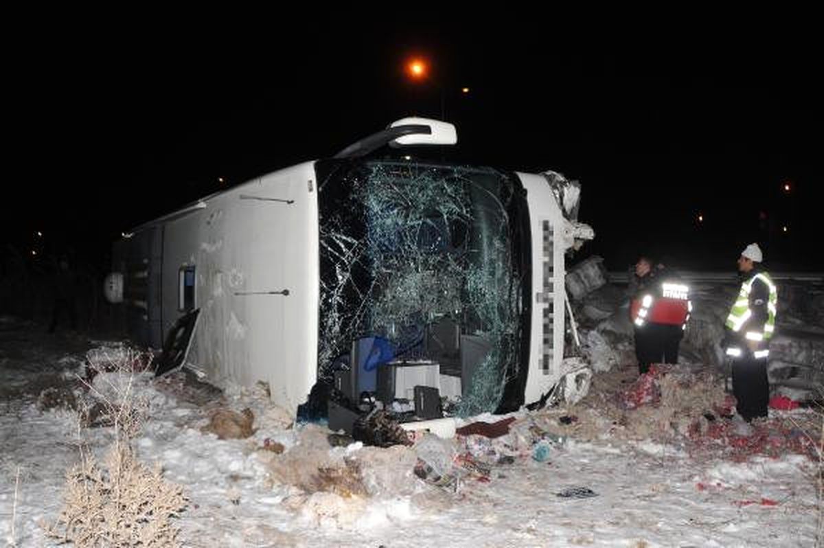 Virajı Alamayan Yolcu Otobüsü Şarampole Uçtu: 31 Yaralı