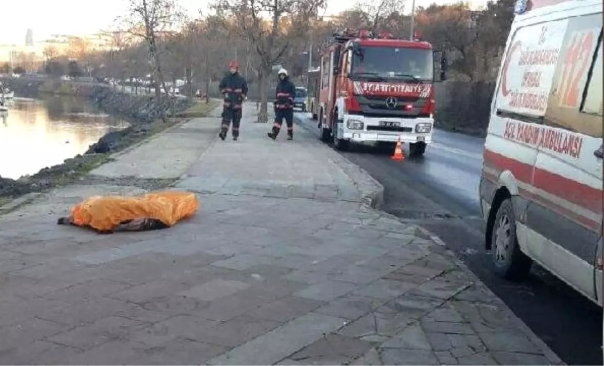 Bakırköy'de Buzlanma Faciası! Kaldırımdaki Kadını Ezerek Dereye Uçtu